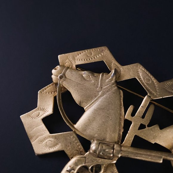 Vintage Western Cowboy Desert Horse Gun Gold Wash Rectangular Framed Brooch - Picture 2 of 6